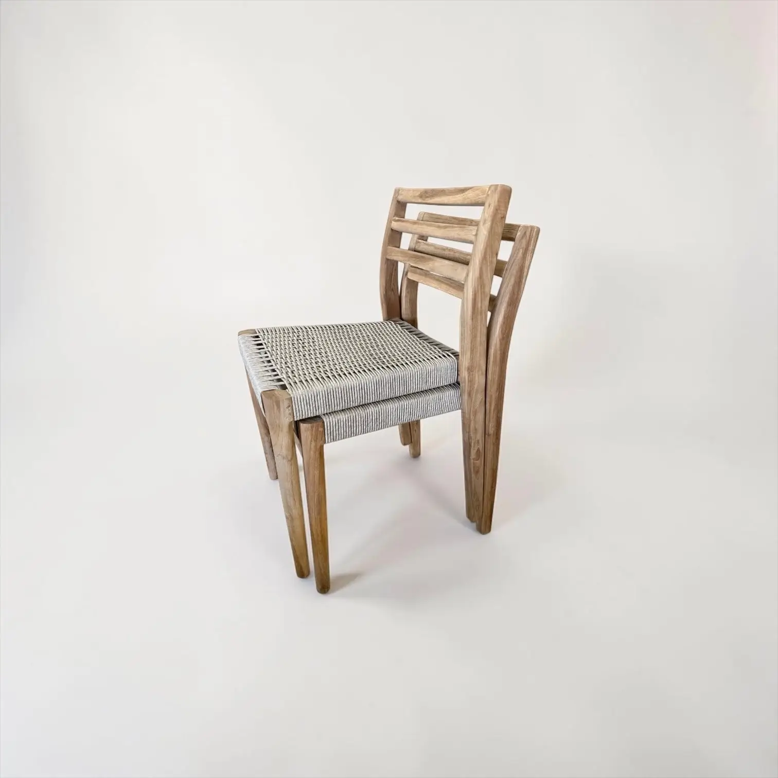 Zia, chaise de repas en teck recyclé, dossier à trois barreaux et assise tressée claire