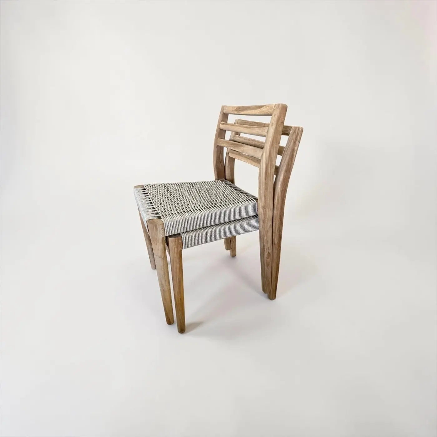 Zia, chaise de repas en teck recyclé, dossier à trois barreaux et assise tressée claire