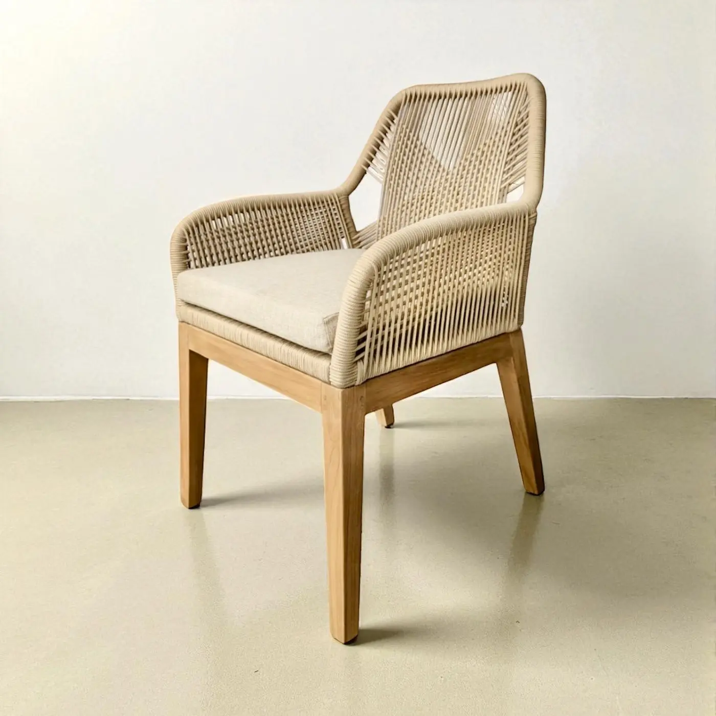 Lisa, chaise de repas en teck massif, dossier en cordage beige, coussin crème sable