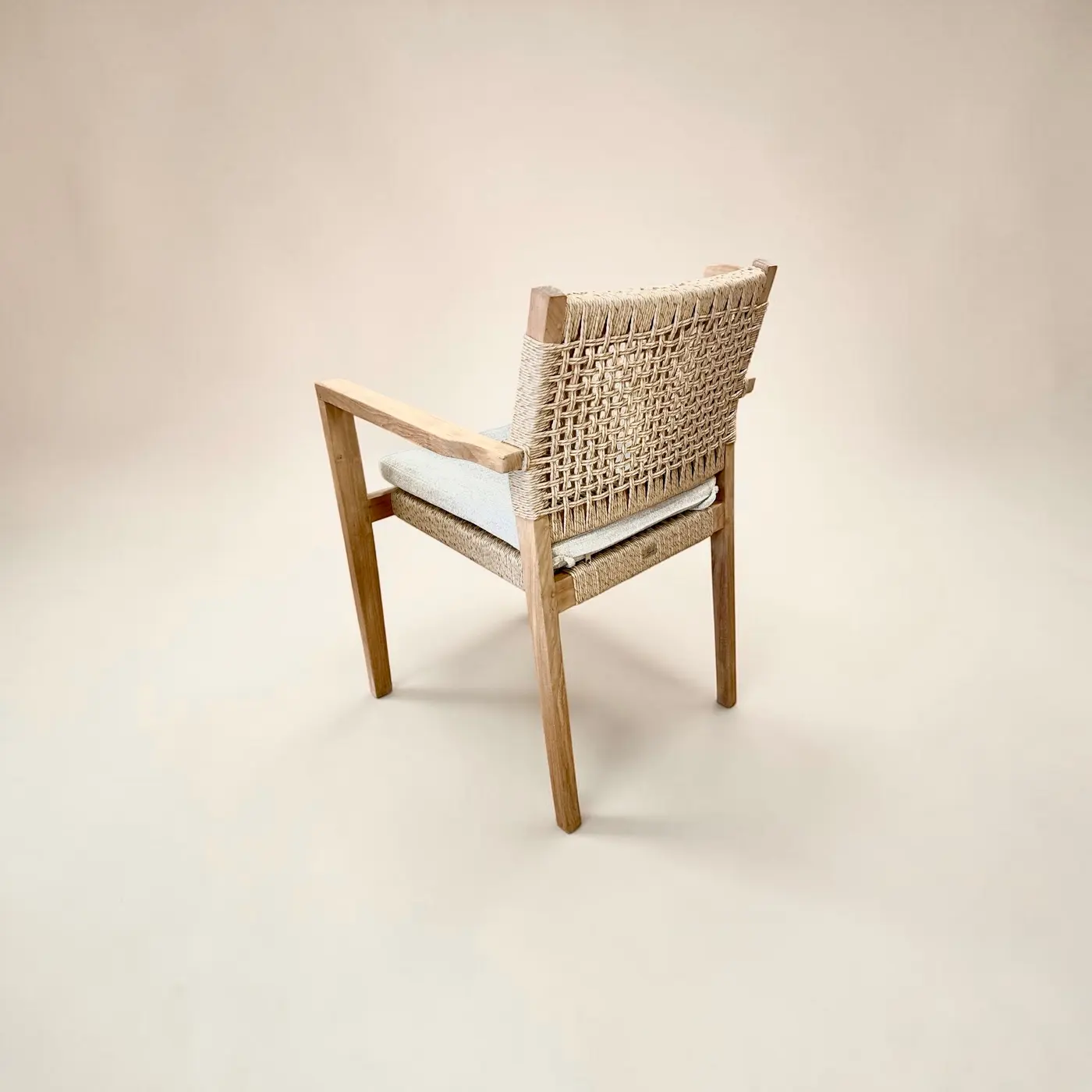 Elsa, chaise de repas empilable en teck massif, tressage synthétique ton naturel
