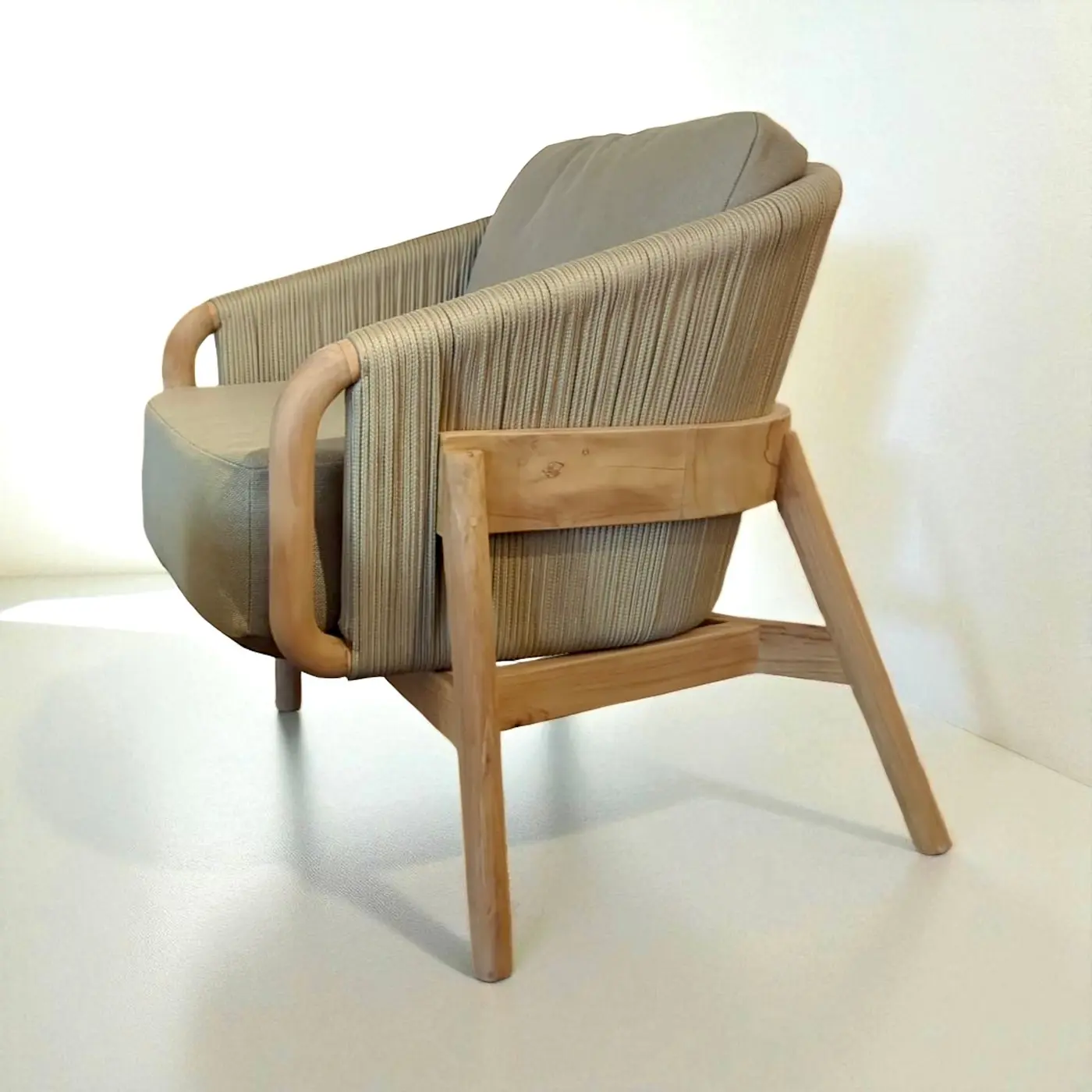 Fauteuil lounge Nalani en teck massif clair, dossier rond en cordage tressé kaki, coussins kaki