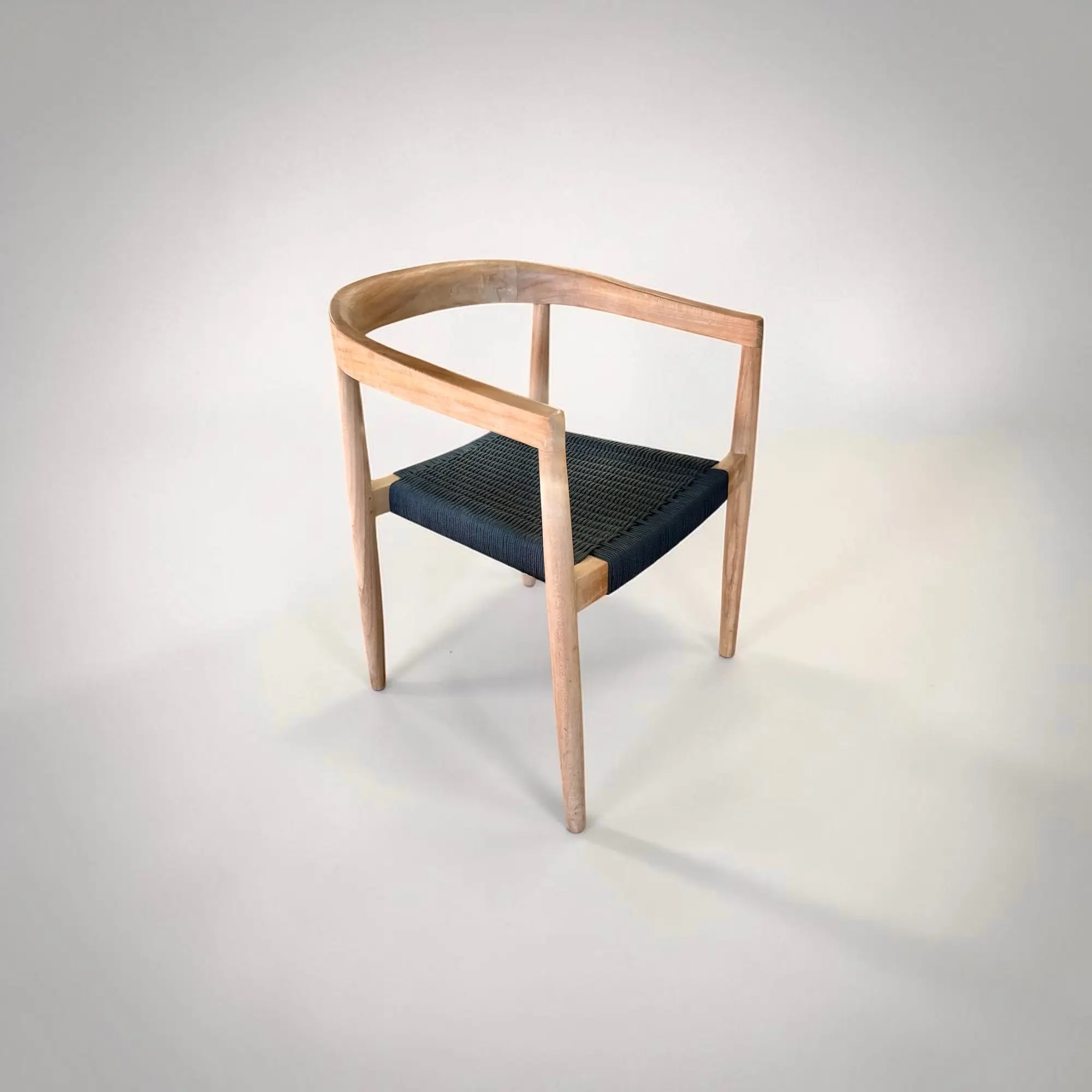 Maria, chaise de repas empilable en teck massif, assise en cordage noir tressé