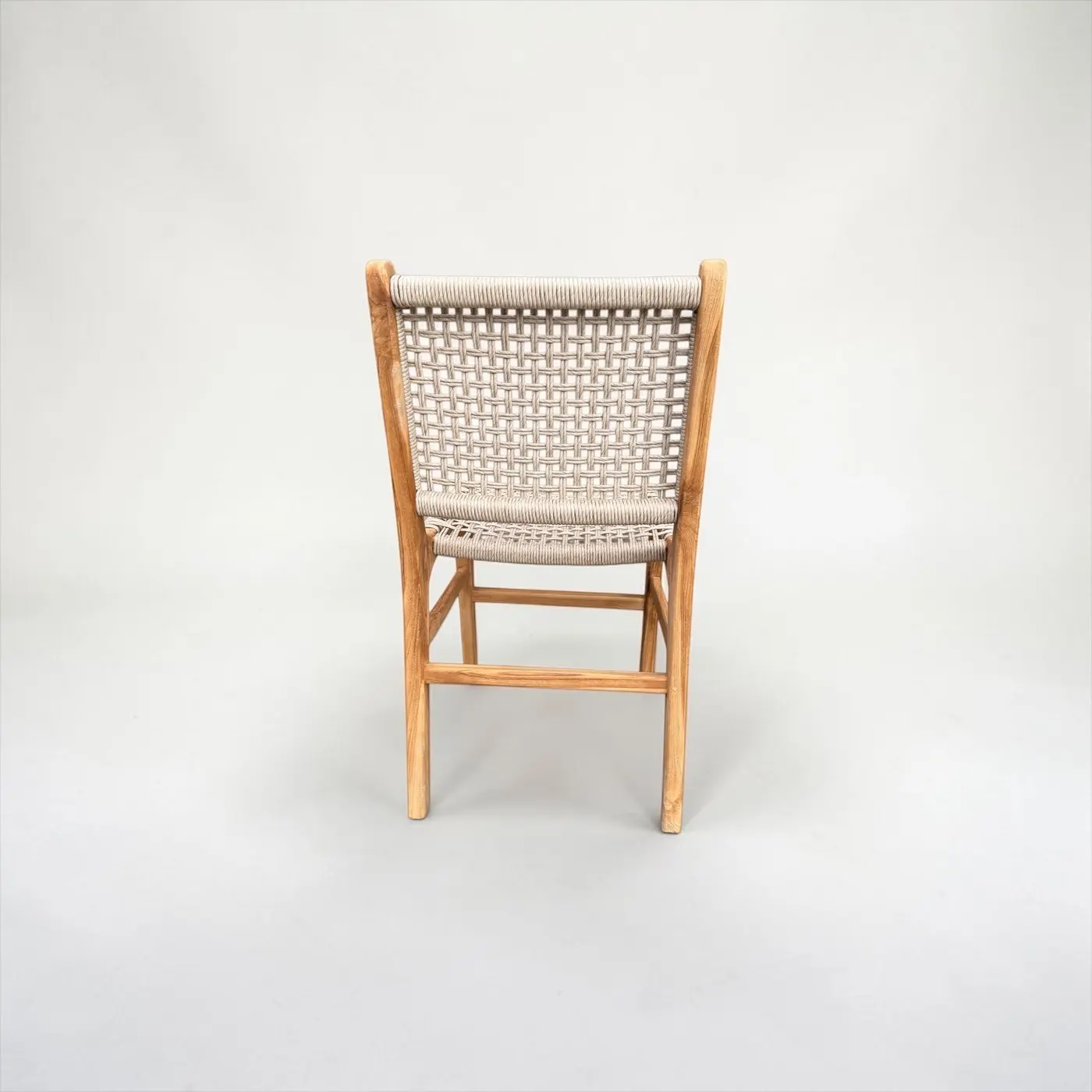 Andini, chaise de repas en teck massif, dossier et assise en cordage gris clair tressé