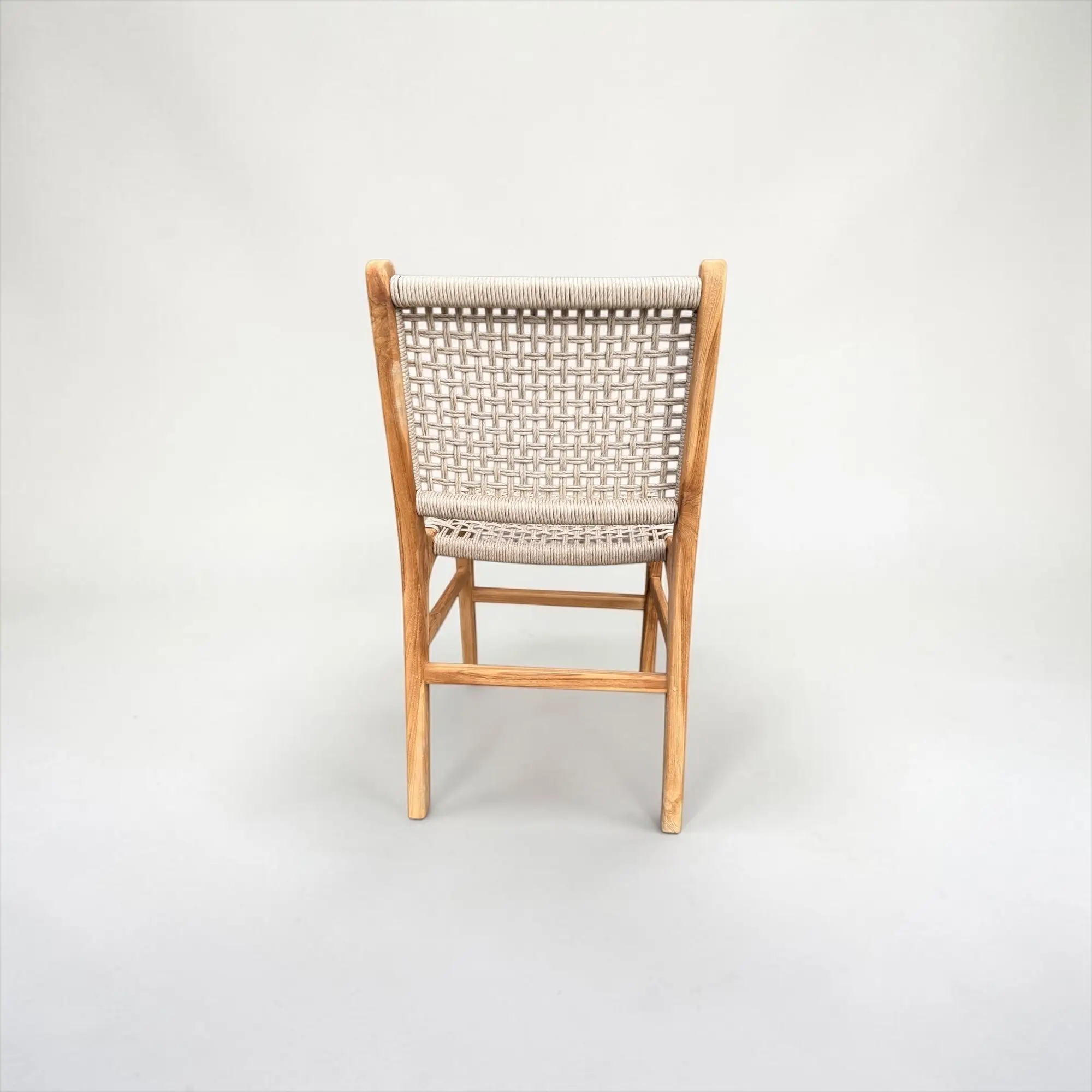 Andini, chaise de repas en teck massif, dossier et assise en cordage gris clair tressé