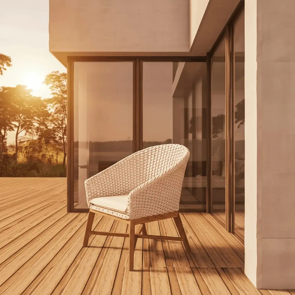 Luma, sur une terrasse en bois au soleil couchant