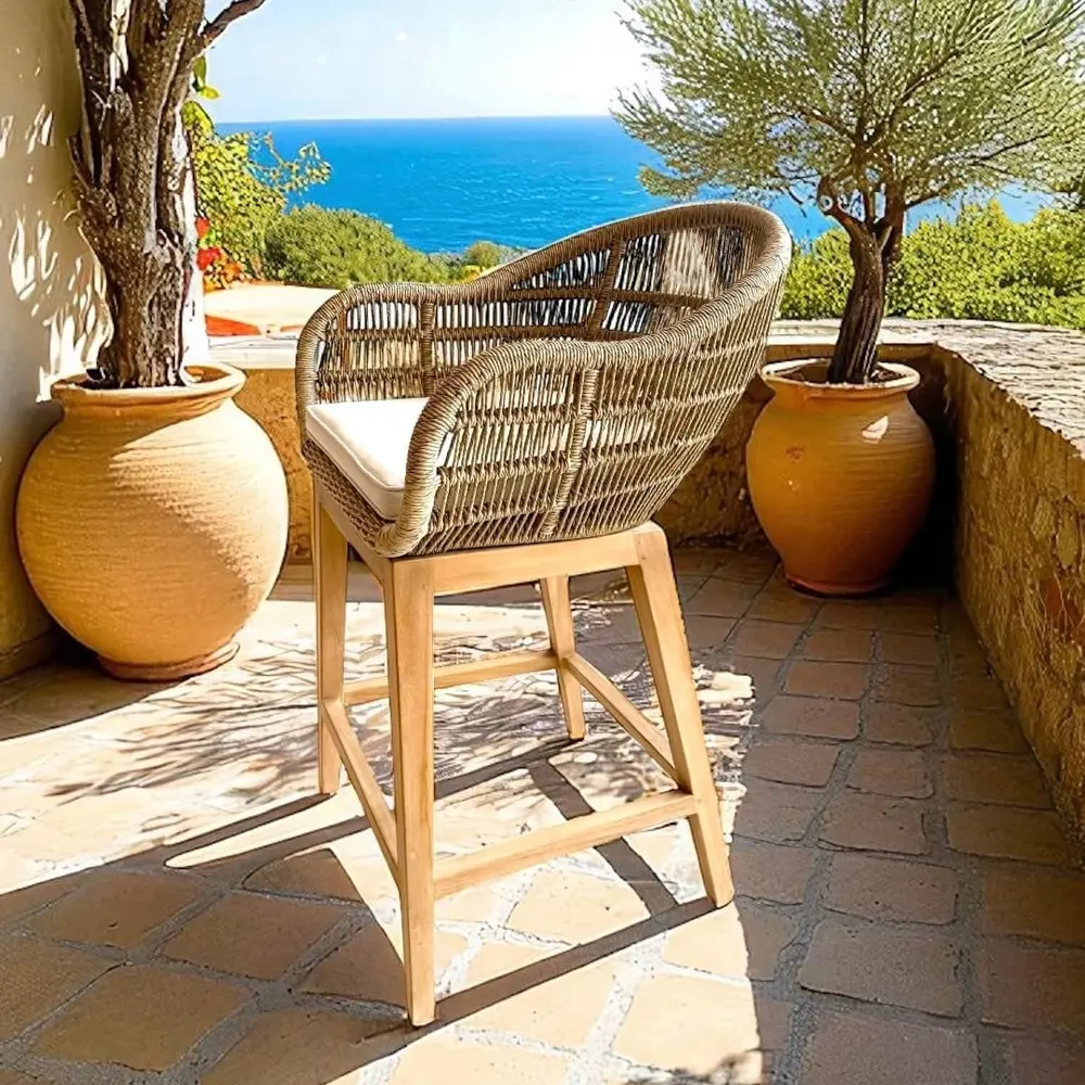 Sari bar, sur une terrasse face à la mer, entre deux oliviers en pot