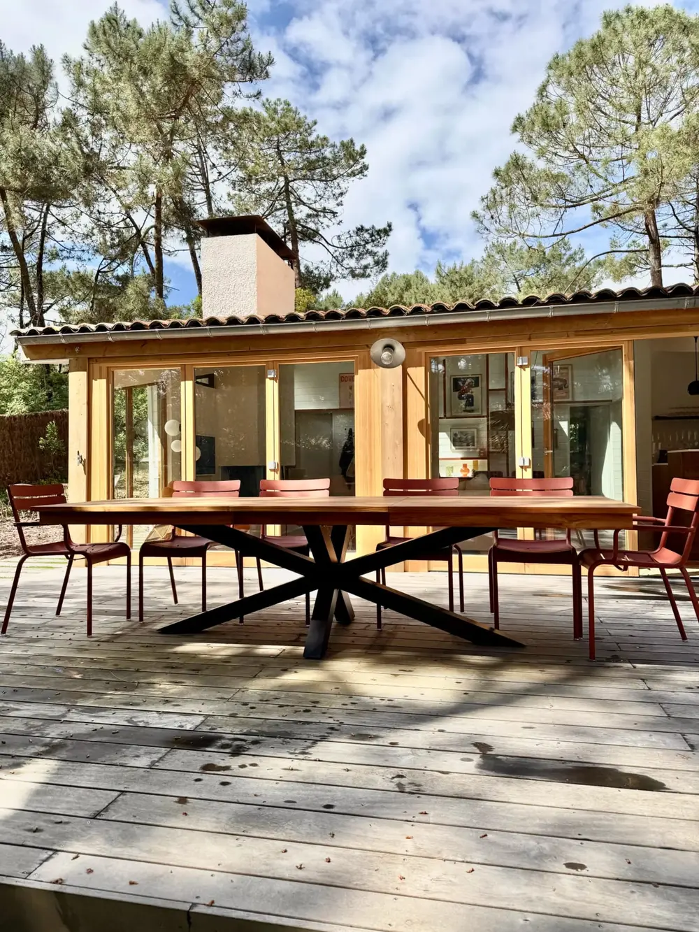 Senjara, sous les pins, sur la terrasse d'une maison