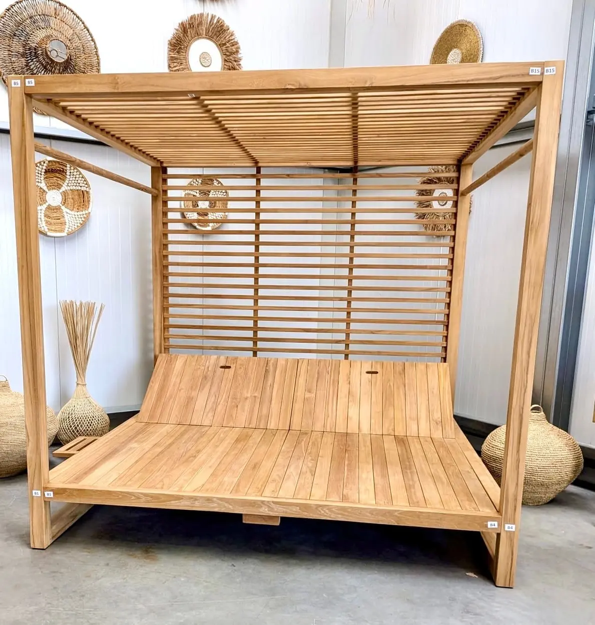 Langit exposé au showroom, entre objets et miroirs en fibres