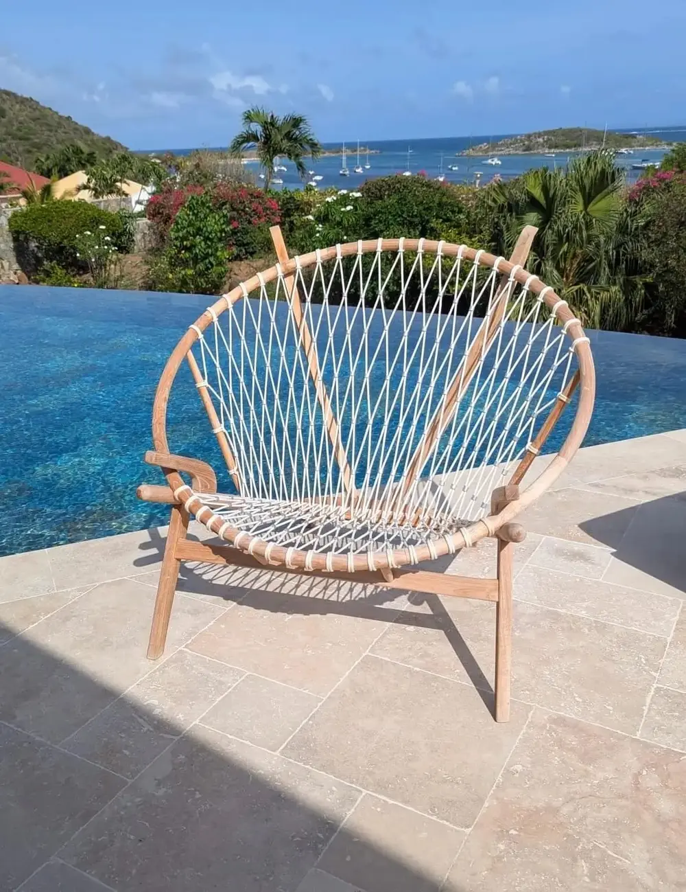Surya, au bord d'une piscine à débordement, face à la baie